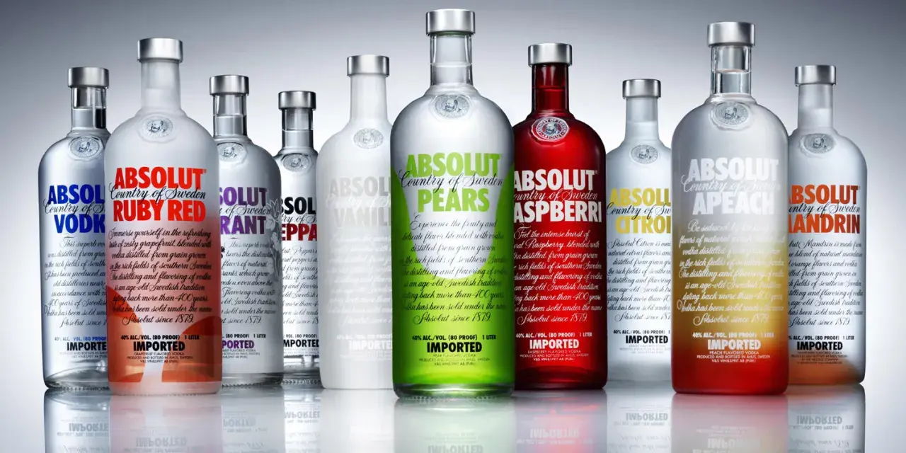 Kolekcja butelek Absolut, od klasycznej po owocowe smaki, pokazuje, jaka jest najlepsza wódka.