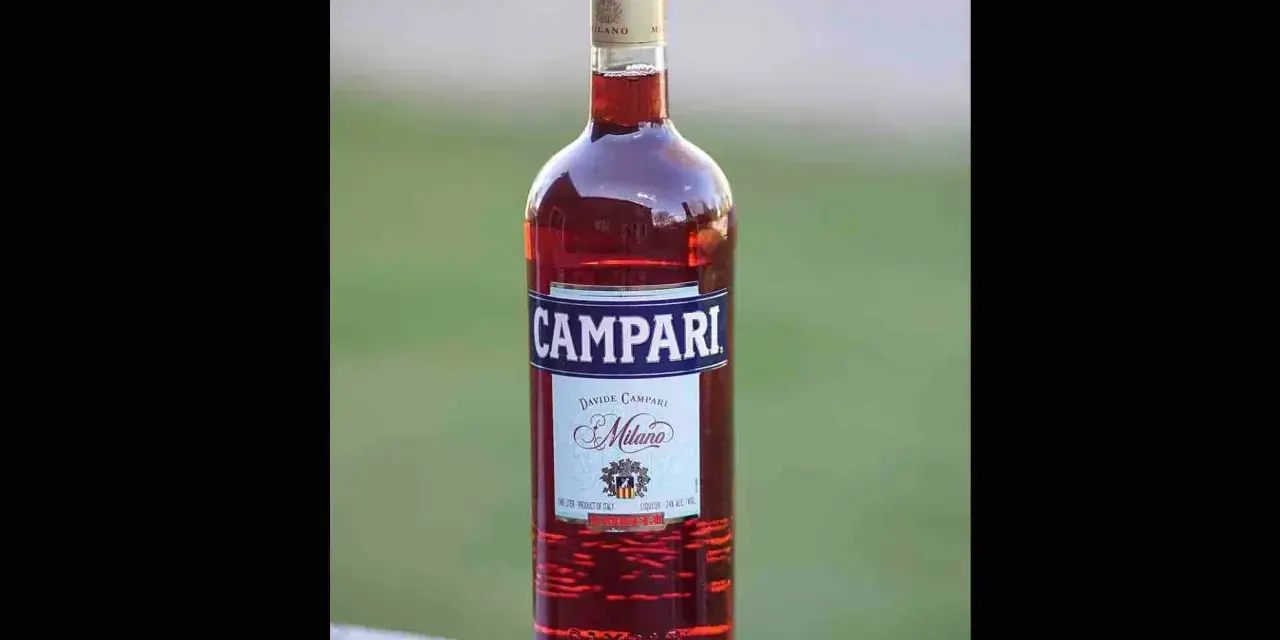 Butelka włoskiej gorzkiej wódki o intensywnej czerwonej barwie, z etykietą Campari Milano. Idealna do Aperol Spritz.