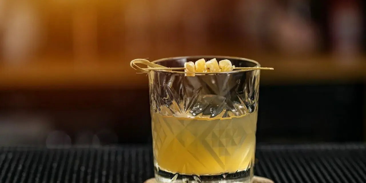 Złocisty drink z imbirem i popcornem. Idealny do popijania Ballantines, gdy chcesz poczuć coś wyjątkowego.