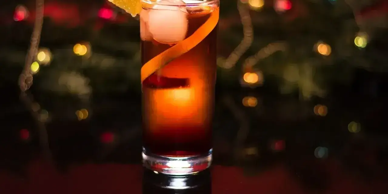 Elegancki drink z pomarańczą i lodem. Idealny na zimowe wieczory, gdy zastanawiasz się, red label z czym pić.