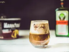 Kremowy deser z lodami waniliowymi i Jägermeisterem. Zastanawiasz się, jak smakuje jagermeister? Spróbuj tego!