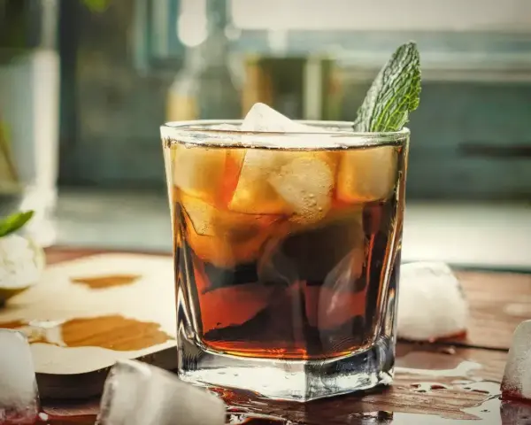 Orzeźwiający drink z lodem i miętą. Czy to rum, czy gin ile procent?