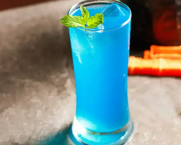 Orzeźwiający drink z blue curacao, lodem i miętą. Idealny przepis na letnie wieczory.