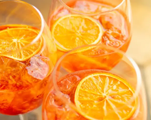 Orzeźwiający Akropolis alkohol z czym pić? Idealnie z plasterkiem pomarańczy i lodem.