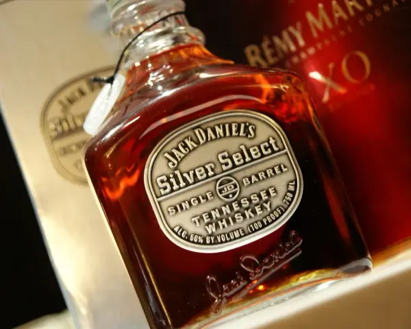 Butelka Jack Daniel's Silver Select Single Barrel Tennessee Whiskey. Wyjątkowy jack daniels smak, idealny na specjalne okazje.