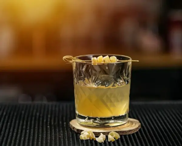 Koktajl z Ballantines Brasil, z czym pić? Orzeźwiający drink z imbirem i cytrusem, idealny na letnie wieczory.