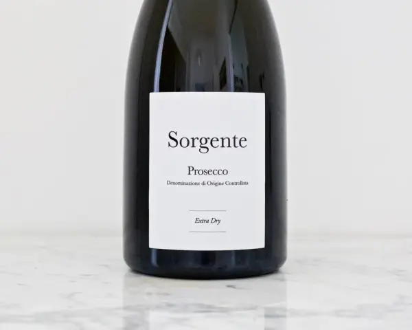 Butelka Sorgente Prosecco Extra Dry. Co to znaczy? To wino o delikatnej słodyczy, idealne na każdą okazję.