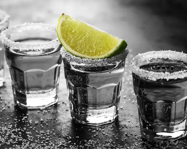 Szklanki z solą i limonką, gotowe do tradycyjnego sposobu, jak się pije tequila.