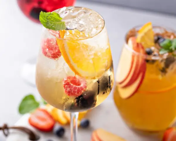 Orzeźwiające drinki z malinami, pomarańczą i miętą. Idealne z czym pić prosecco na letnie popołudnie.