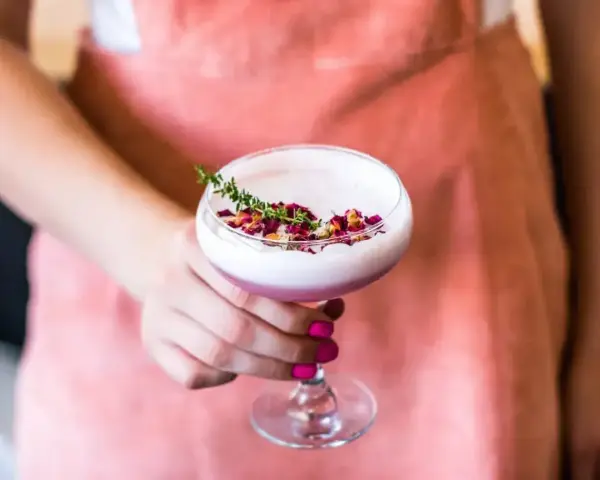 Elegancki koktajl z Gordon's gin, pianką, płatkami róż i gałązką tymianku. Idealny na letnie wieczory.