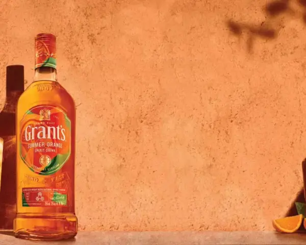 Grant's Summer Orange to orzeźwiający napój. Idealny do picia z lodem i plasterkiem pomarańczy.