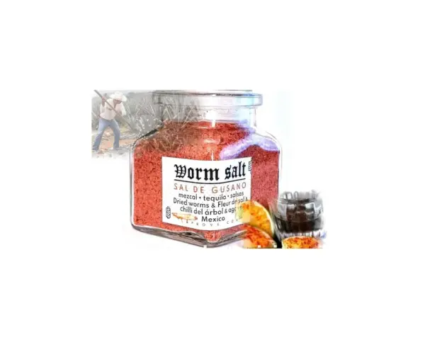 Słoik z czerwoną solą robakową, idealną do tequili. Na etykiecie widnieje napis "Worm salt" i grafika z meksykańskim rolnikiem.