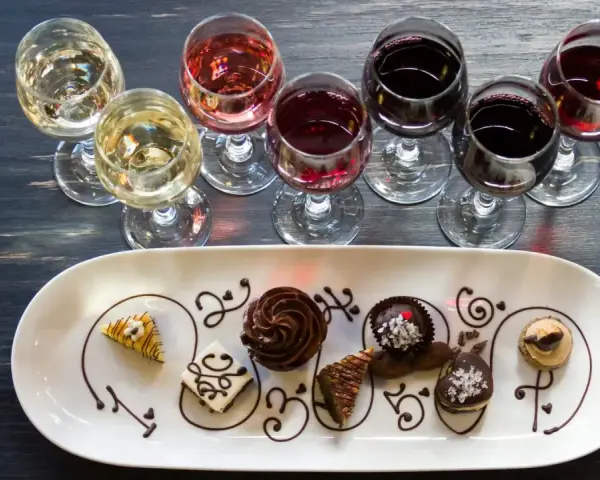Degustacja win i deserów. Co to znaczy "semi dolce"? To słodko-kwaśny smak, idealny do czekoladek.