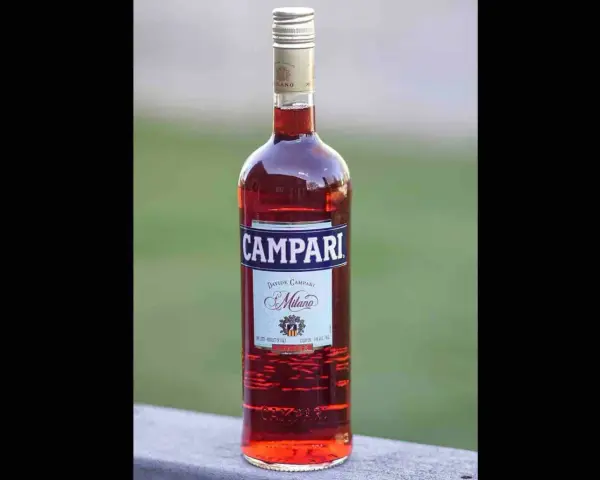 Butelka włoskiej gorzkiej wódki o intensywnej czerwonej barwie, z etykietą Campari Milano. Idealna do Aperol Spritz.