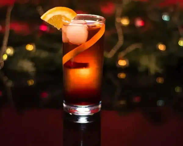 Elegancki drink z pomarańczą i lodem. Idealny na zimowe wieczory, gdy zastanawiasz się, red label z czym pić.