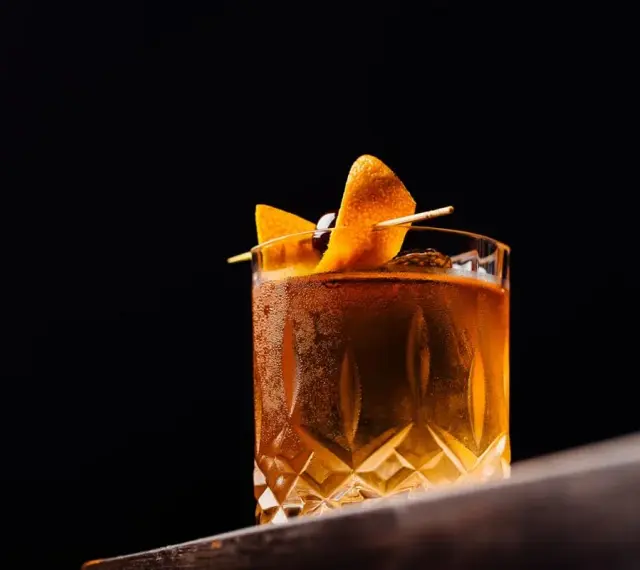 Koktajl z pomarańczą i wiśnią, idealny jako zamiennik angostura bitters.