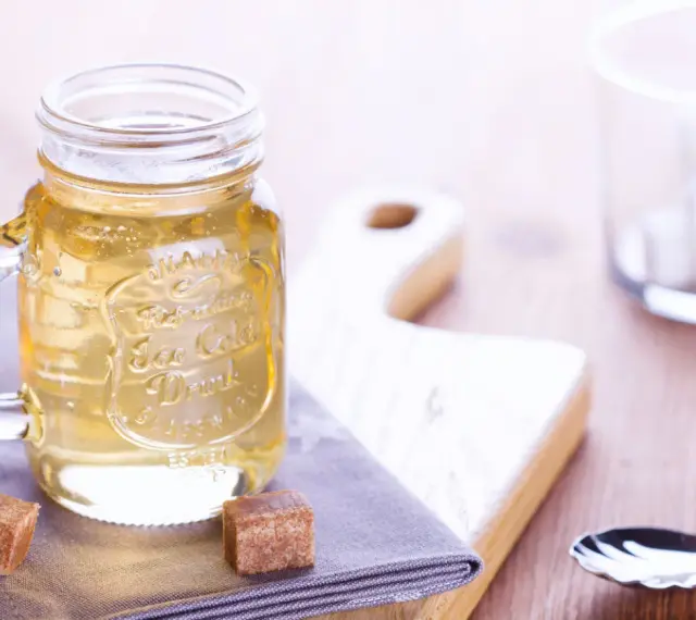 Słodki syrop cukrowy w słoiku, obok kostki cukru. Idealny do drinków, prosty przepis.