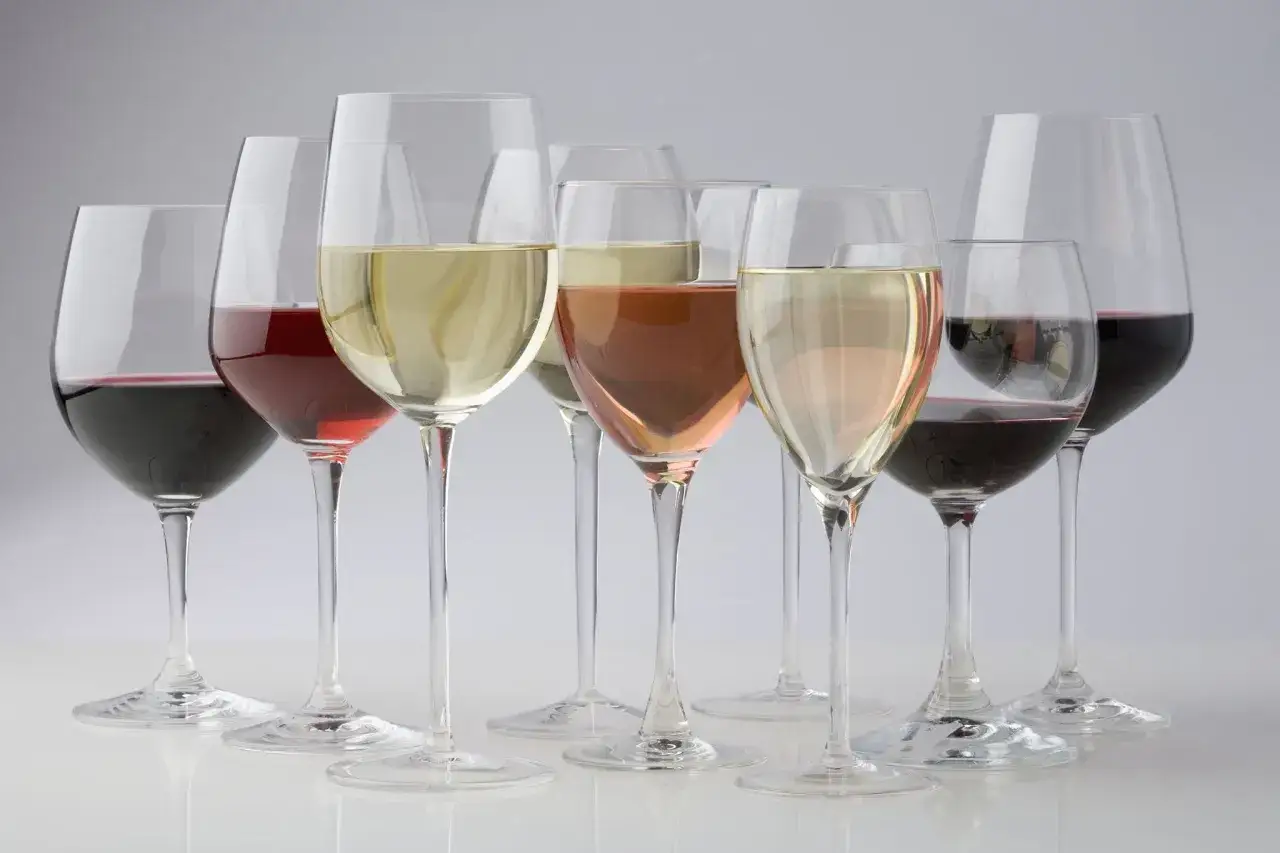 Różne kieliszki do wina: czerwone, białe i różowe. Idealne do degustacji.
