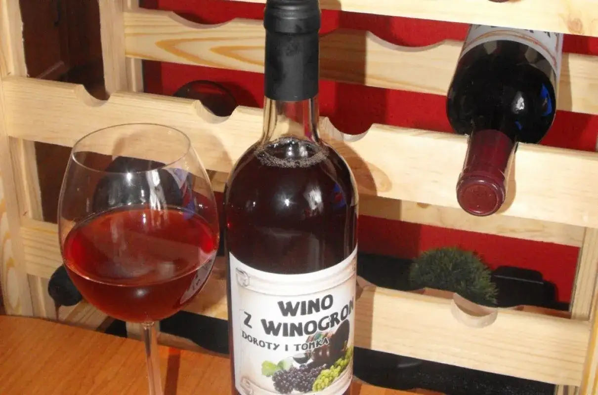 Wino z winogron w kieliszku i butelce, gotowe do degustacji. Dowiedz się, jak zrobić wino z winogrona w domu!