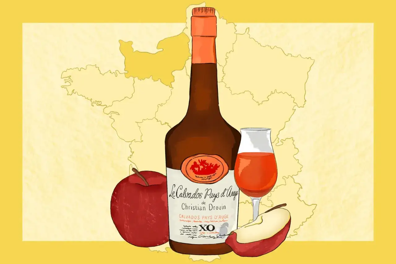 Kolor calvados z czym łączyć? Butelka, kieliszek i jabłka na tle mapy Normandii. Idealny do deserów i serów.