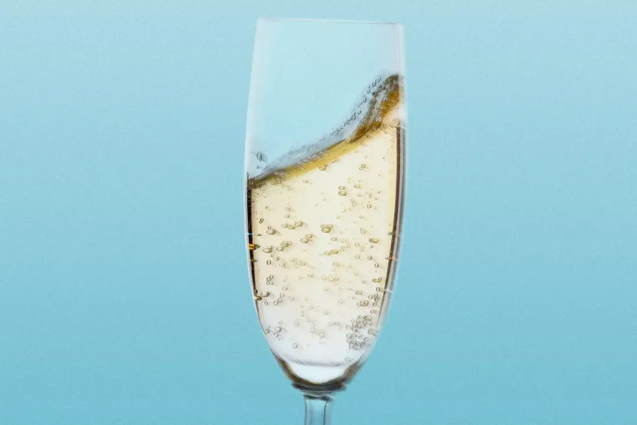 Bąbelki w kieliszku musującego wina, które zdradzają, jak smakuje prosecco: lekko owocowo, orzeźwiająco i z nutą słodyczy.