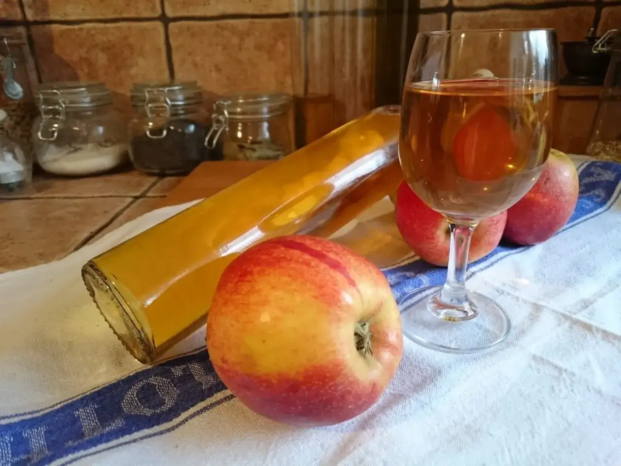 Jabłka i butelka z domowym winem. Idealny przepis na wino z jabłek 10l.