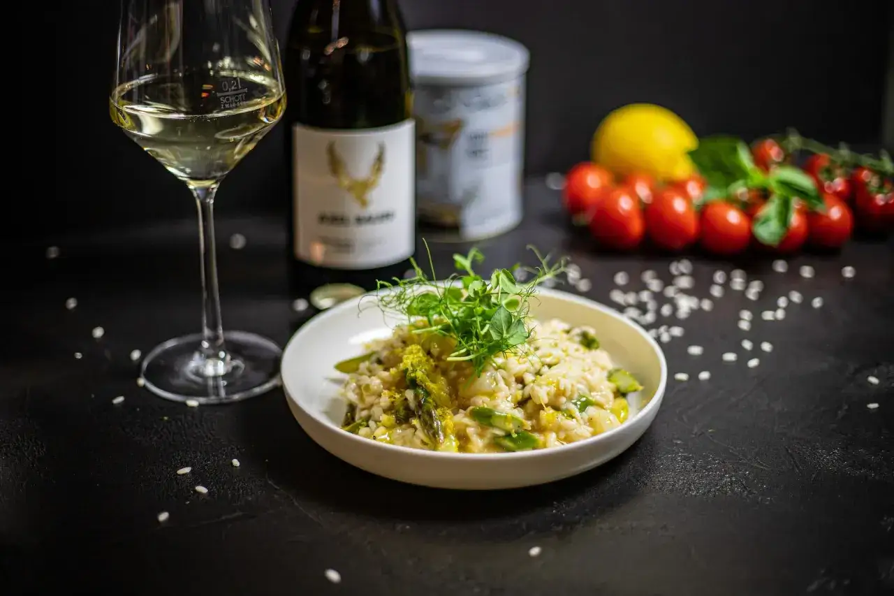 Idealne białe wino do risotto z szparagami, cytryną i pomidorkami.