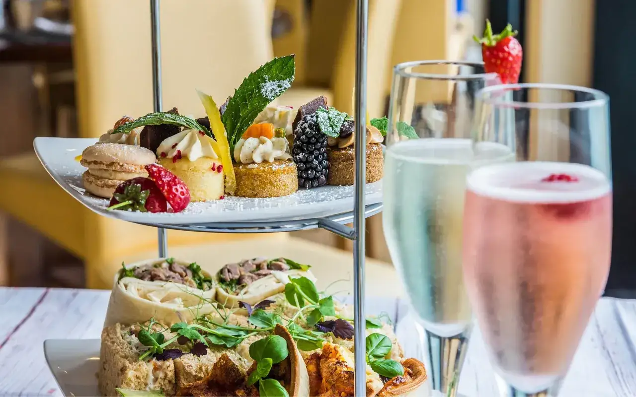 Eleganckie słodkości i wytrawne przekąski, idealne do popijania orzeźwiającym prosecco.