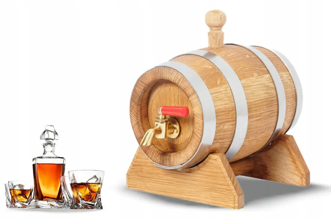 Drewniana beczka z kranikiem i karafka z whisky. Czy whisky to bimber? To pytanie zadaje sobie wielu miłośników tego trunku.