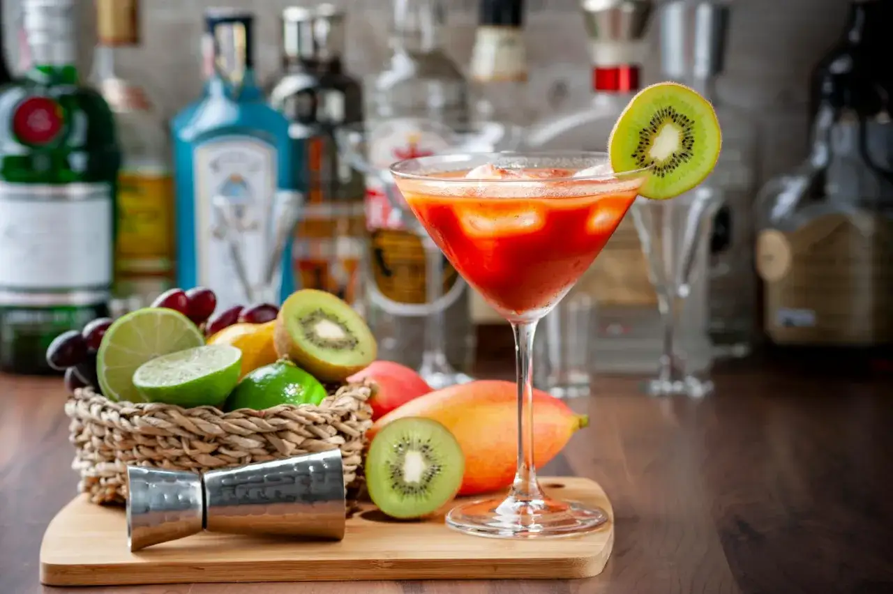Kolorowy drink z kiwi i owocami, idealny do domowych likierów na wódce.