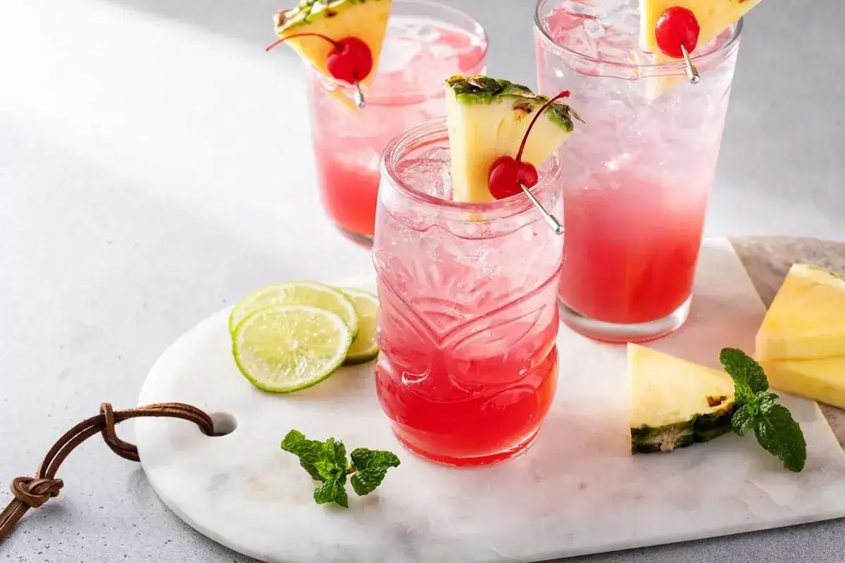 Orzeźwiający gin pomarańczowy z ananasem i wiśnią. Idealny na lato, świetnie smakuje z limonką i miętą.