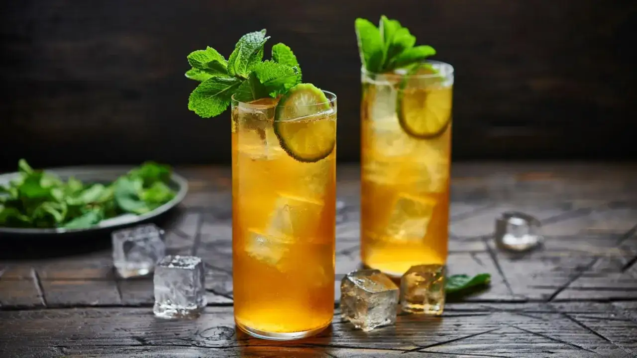 Dwa orzeźwiające drinki z rumem, lodem, limonką i miętą. Idealne, by dowiedzieć się, jak pić rum.