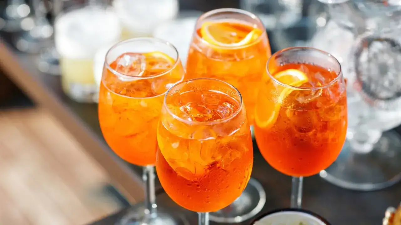 Orzeźwiające drinki z Aperolem i pomarańczą, idealne na letnie wieczory. Z czym pić martini asti? Z lodem i plasterkiem pomarańczy!
