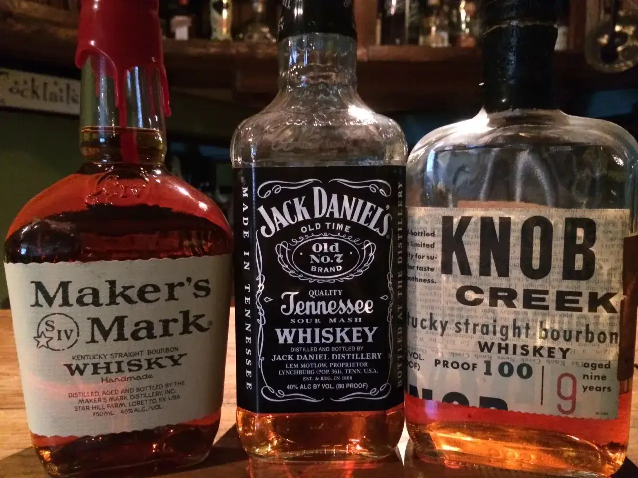 Trzy butelki: Maker's Mark Whisky, Jack Daniel's Tennessee Whiskey i Knob Creek Kentucky Straight Bourbon Whiskey.