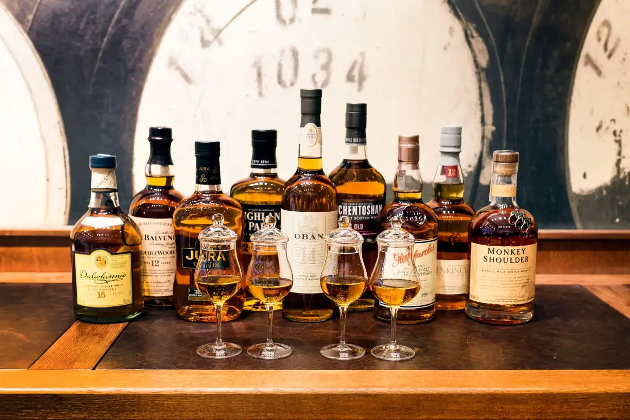 Wybór między single malt czy blended. Kolekcja szkockich whisky, od Dalwhinnie po Monkey Shoulder, czeka na degustację.
