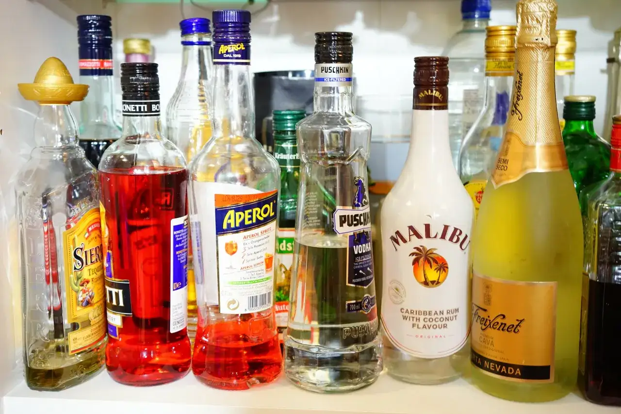 Różne butelki alkoholi: Aperol, Malibu, Puschkin Vodka (15% gin ile procent?), Freixenet Cava.