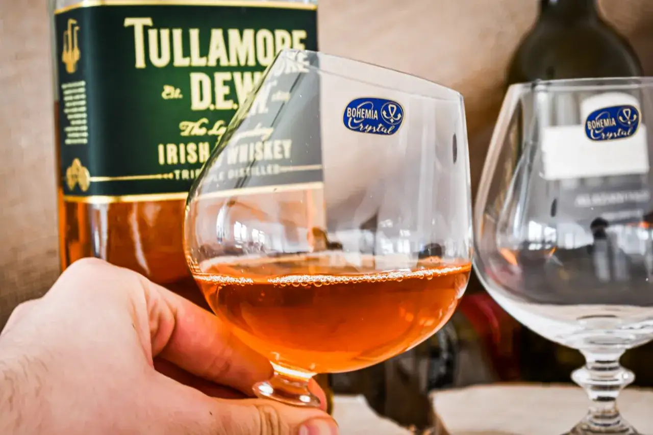 Szklanka z bursztynowym płynem, obok butelka Tullamore D.E.W. Irish Whiskey. To nie brandy, ale doskonały trunek!