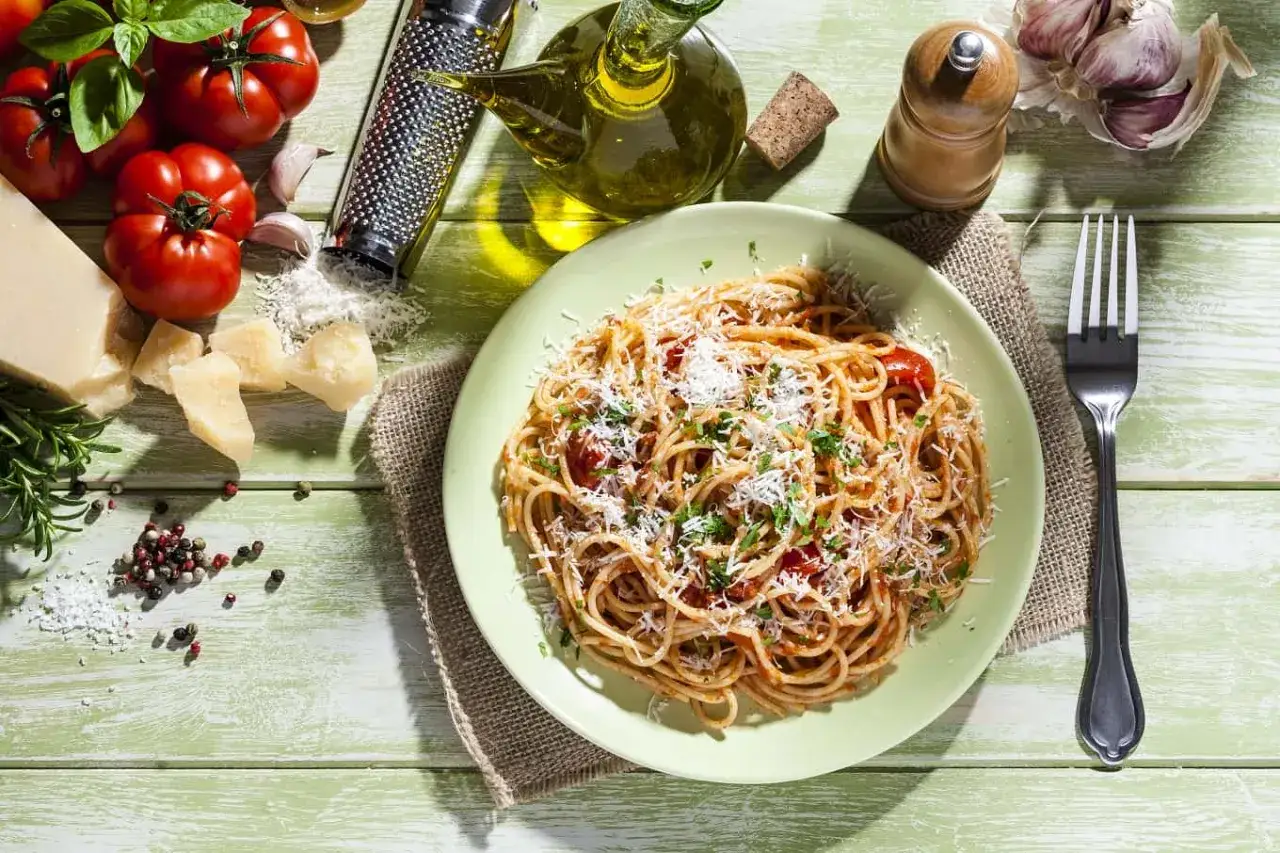 Pyszne spaghetti bolognese z parmezanem i świeżymi pomidorami. Idealne do tego dania, jakie wino do bolognese?