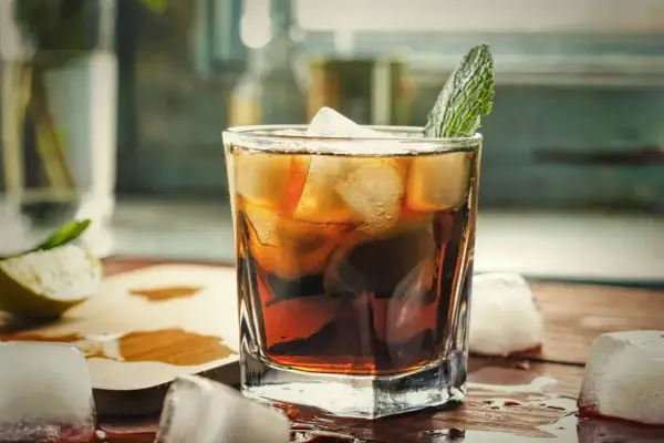 Orzeźwiający drink z lodem i miętą. Czy to rum, czy gin ile procent?